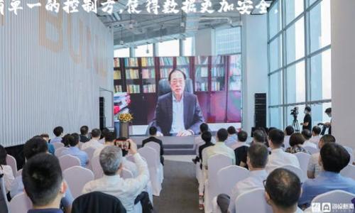 区块链是一种分布式数据库技术，其核心特点是去中心化和数据不可篡改。简单来说，区块链可以被理解为一个由多个“区块”组成的“链”，每个区块包含了一组交易数据，并通过加密技术确保数据的安全性和完整性。这种技术通常用于数字货币（如比特币）之外的其他领域，如智能合约、供应链管理和身份验证等。

区块链的主要特点包括：

1. **去中心化**：传统的数据库通常由某个机构或组织控制，而区块链的数据分布在全球的多个节点上，任何人都可以参与其中。没有单一的控制方，使得数据更加安全。

2. **数据不可篡改**：一旦数据被记录在区块链上，便无法被更改或删除。这一特性提高了交易的透明度和可信度。

3. **透明性**：所有参与者都能查看链上的所有交易记录，提高了信任度。

4. **安全性**：通过密码学技术，保证数据的安全性和参与者的身份。

区块链的应用领域不断扩展，从最初的数字货币到金融、医疗、物流、艺术等多个行业，均显示出其广阔的前景。